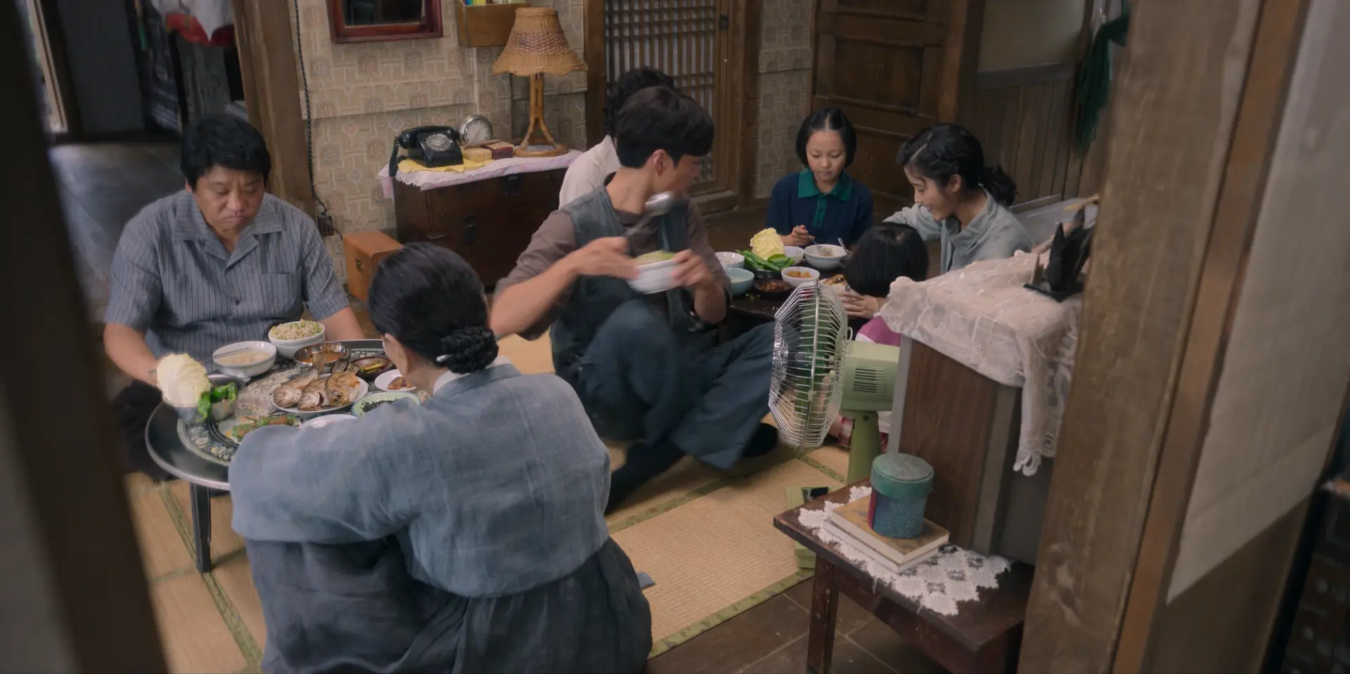 “你要是想掀桌子，随时可以，给我个眼神就可以了。”来源：第4集